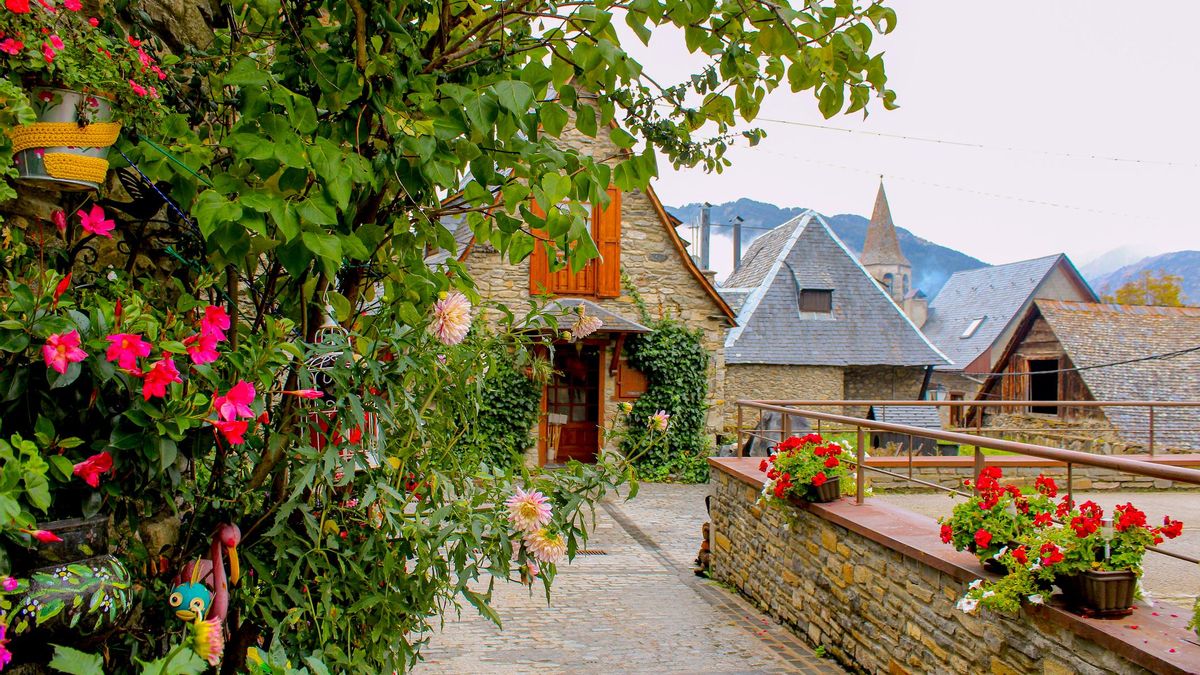 El pueblo más bonito de Cataluña está a 1.400 metros de altura y tiene casas de piedra cubiertas de flores