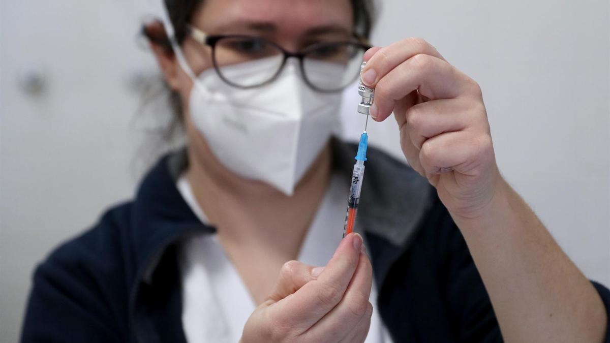 Una sanitaria portuguesa prepara una vacuna.