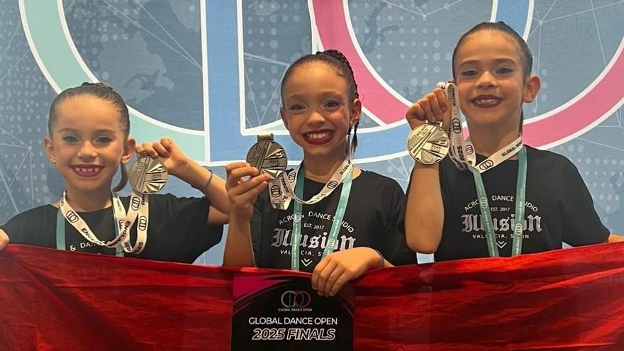 Tres deportistas de Xàtiva se alzan con cinco medallas en el Mundial Global Dance Open de Reino Unido