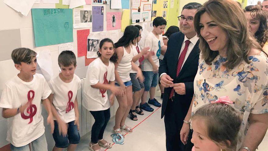 La presidenta de la Junta, durante la visita al colegio.