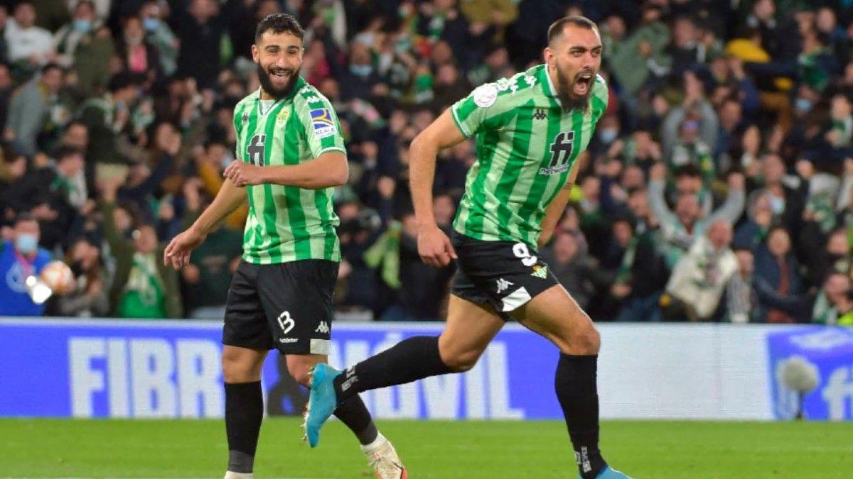 El delantero de Santiago, Borja Iglesias, celebra un gol con el Betis junto a Fekir