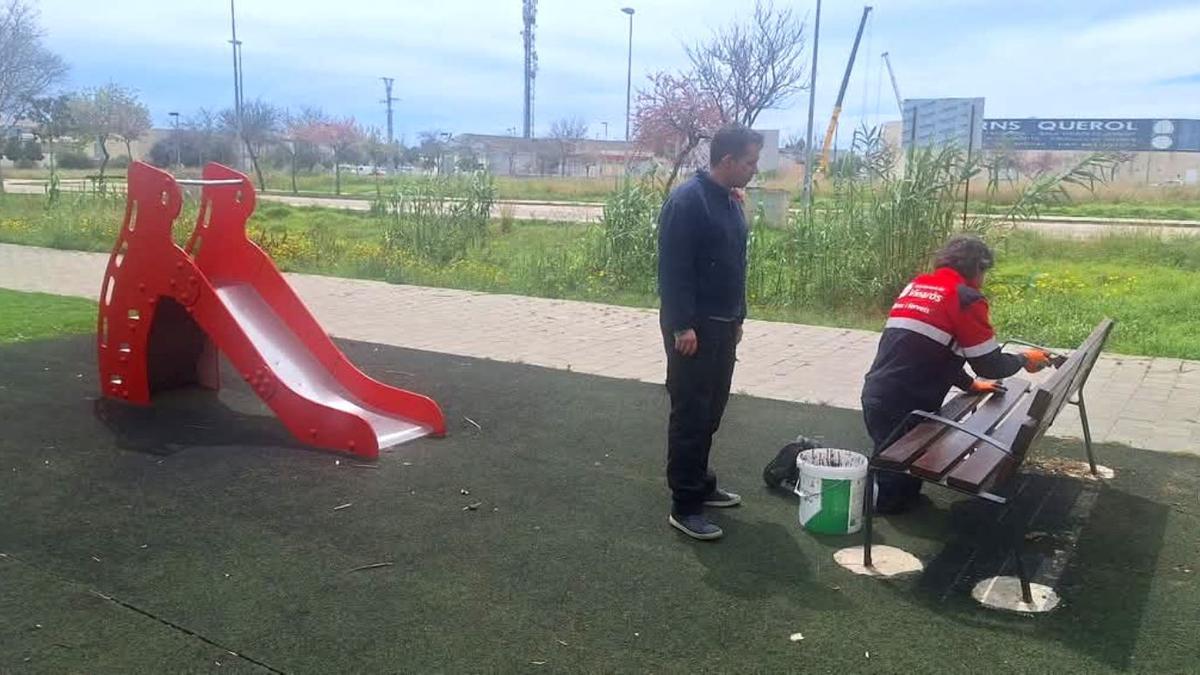 El concejal de Obras y Servicios del Ayuntamiento de Vinaròs, Josué Brito, supervisa los trabajos de rehabilitación en un parque de Vinaròs.