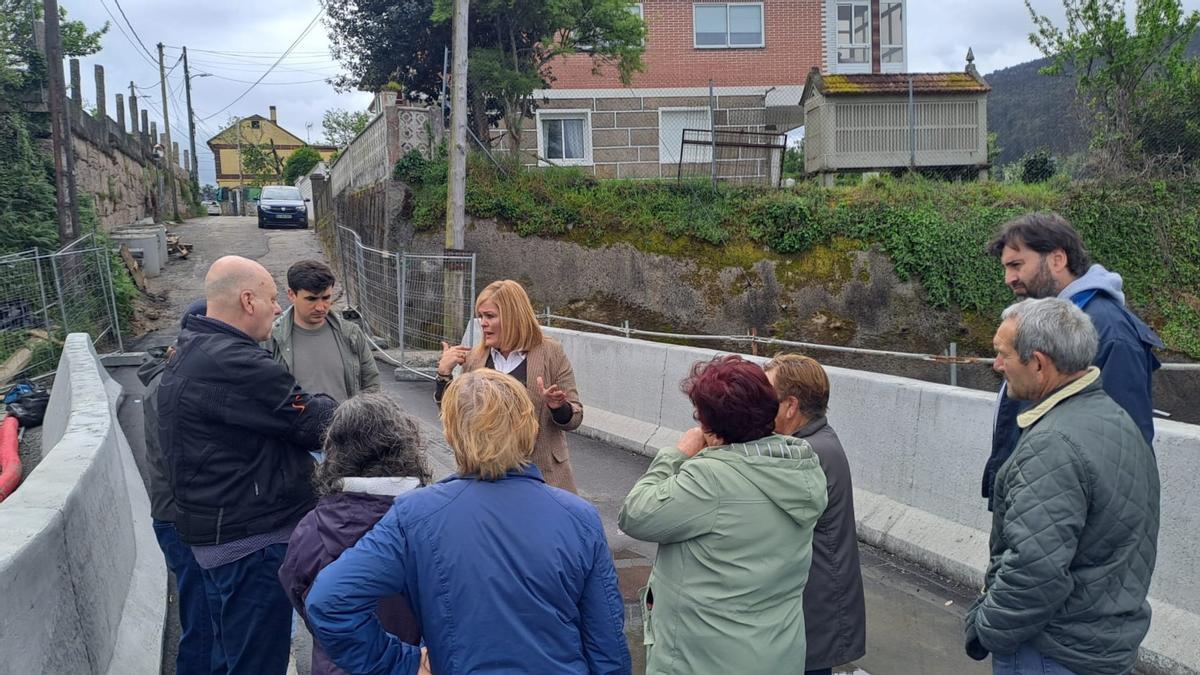 La alcaldesa redondelana, Digna Rivas, con los afectados de A Portela sobre el nuevo puente.