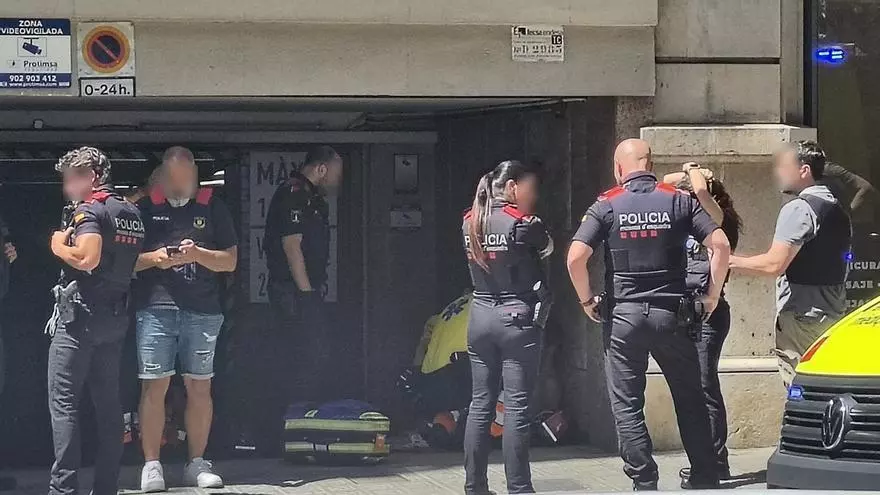 Los Mossos detienen a un hombre armado con un gran cuchillo en la calle de Muntaner de Barcelona