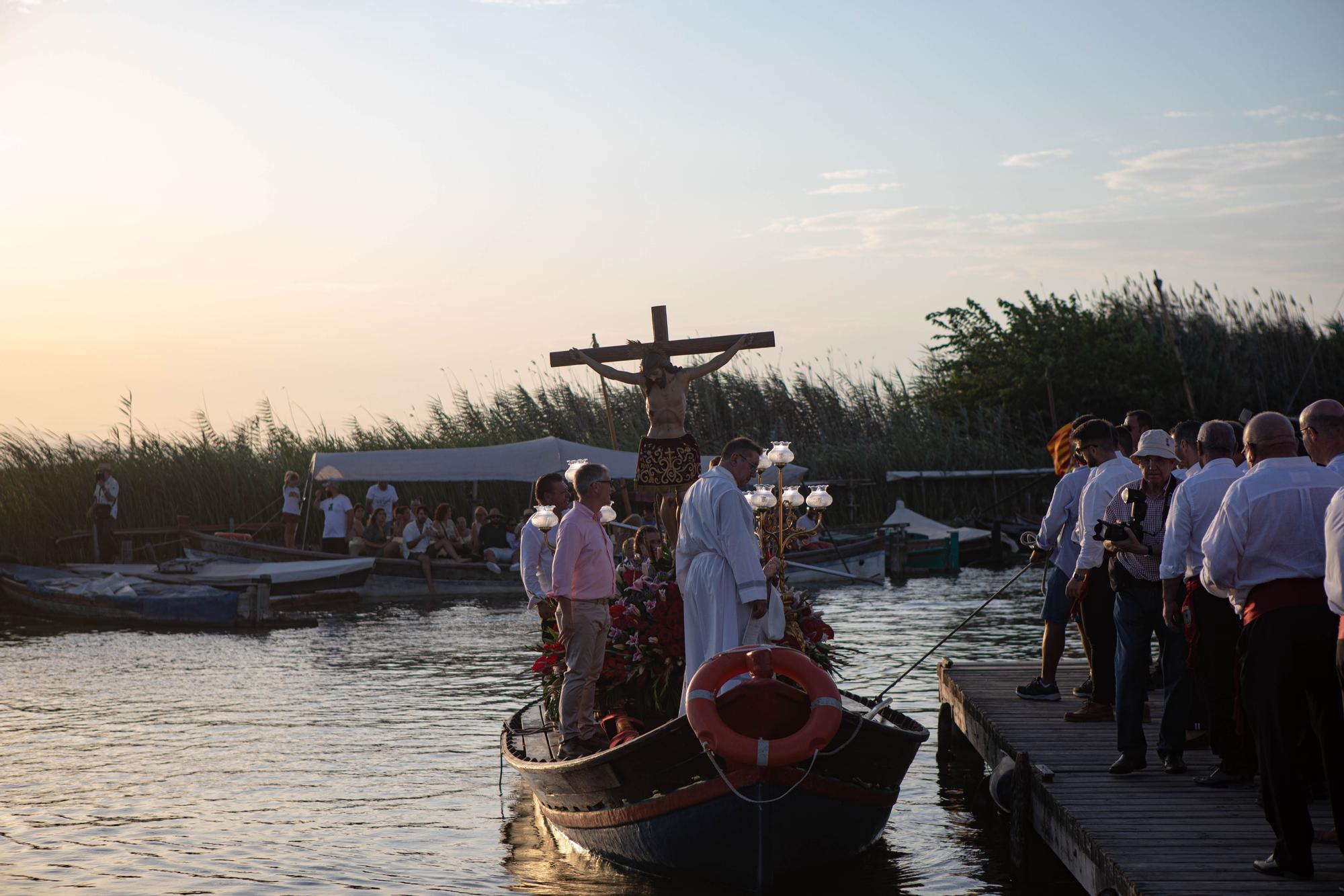 Así ha sido la romería en barca del Cristo de la Salud de El Palmar