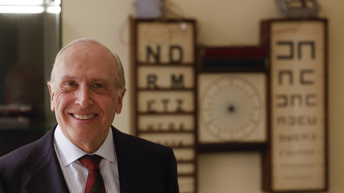 Luis Fernández-Vega Sanz, en el museo del Instituto Oftalmológico Fernández-Vega.