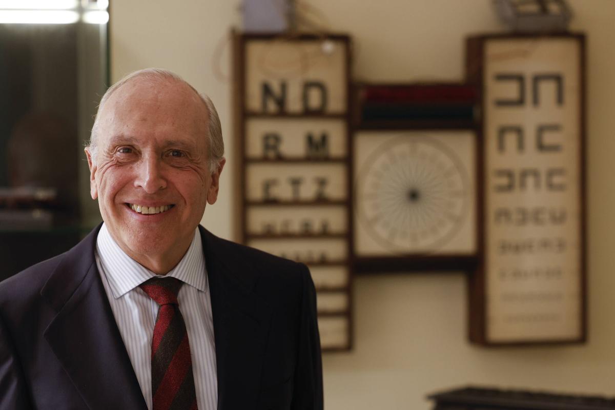 Luis Fernández-Vega Sanz, en el museo del Instituto Oftalmológico Fernández-Vega.