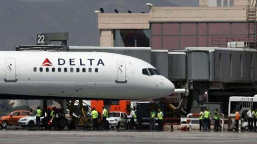 Un avión de Delta, en una pista del aeropuerto de Málaga.