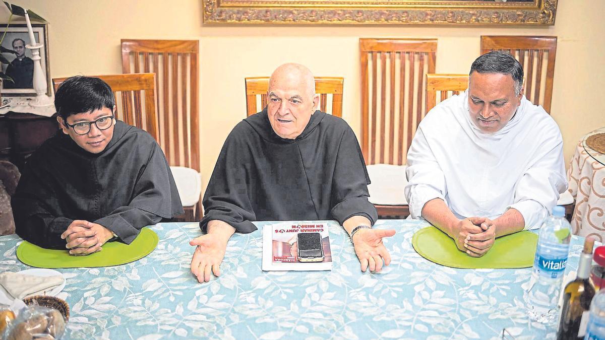 Los hermanos agustinos del papa en Tenerife, de izquierda a derecha, Aldrin Melgar, Ángel Blanco y Jojo Neyssery.