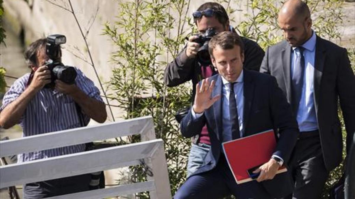 Macron, tras su renuncia, ayer en París.