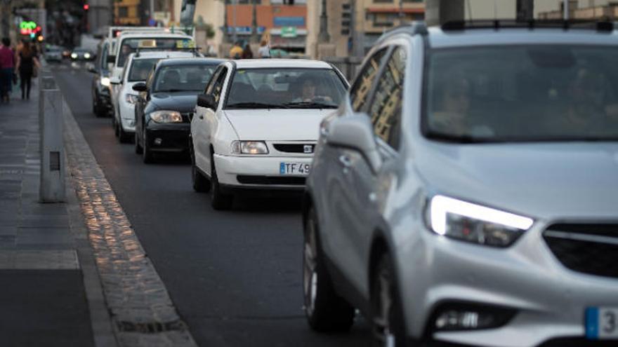 Tráfico en una de las calles de Santa Cruz de Tenerife.