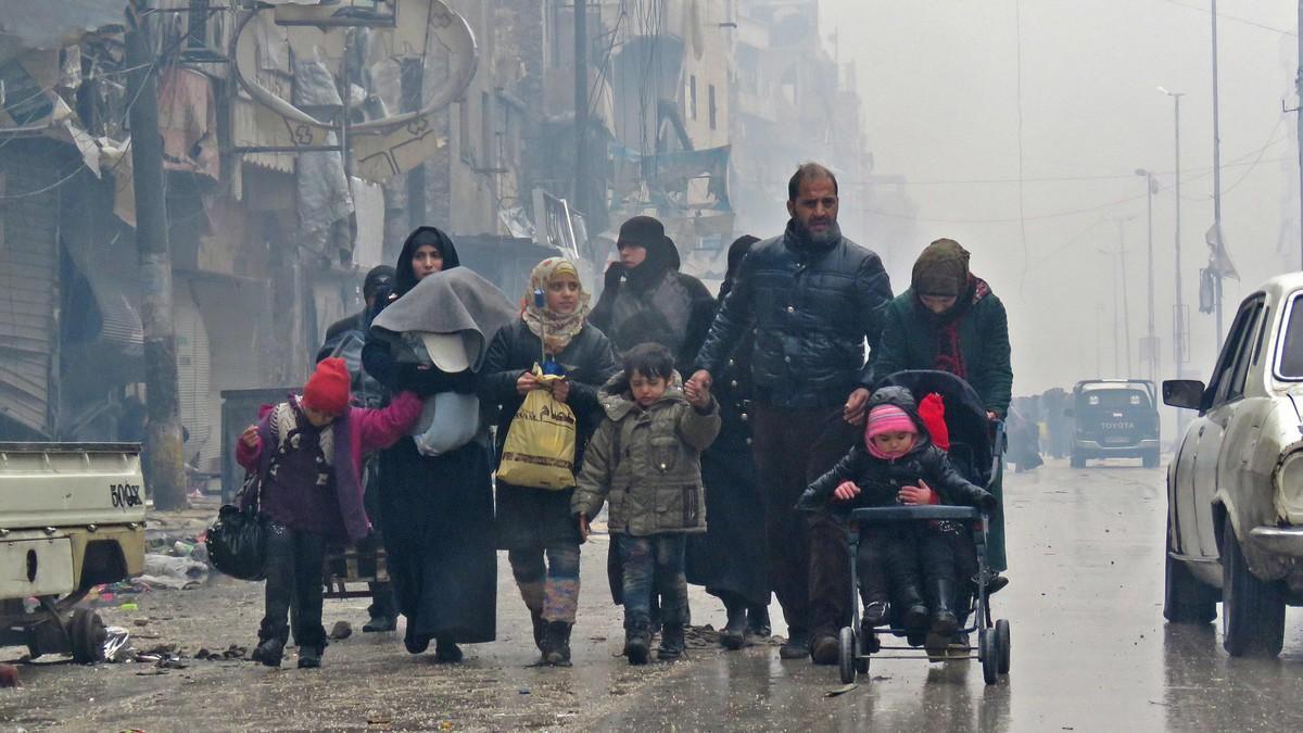 Una familia siria, en las calles de Alepo, el miércoles.