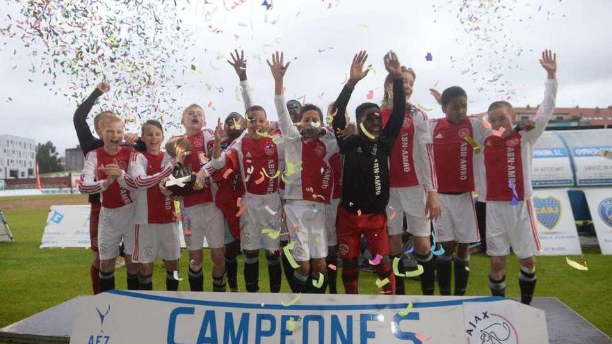 El Ajax ganó ayer su primer entorchado en el Torneo Internacional Arousa Fútbol 7 de Vilagarcía. // Noé Parga