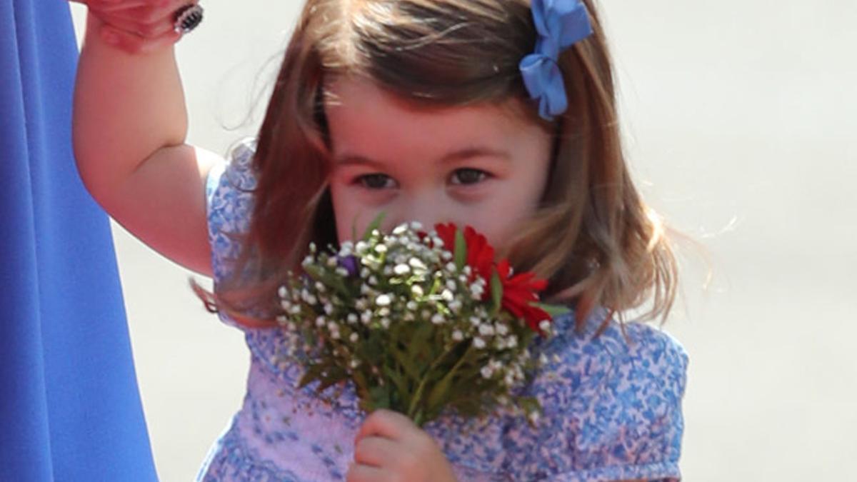 La princesa Charlotte, con flores