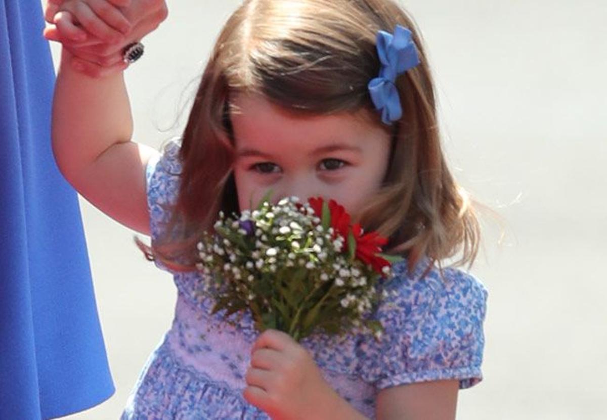 La princesa Charlotte, con flores