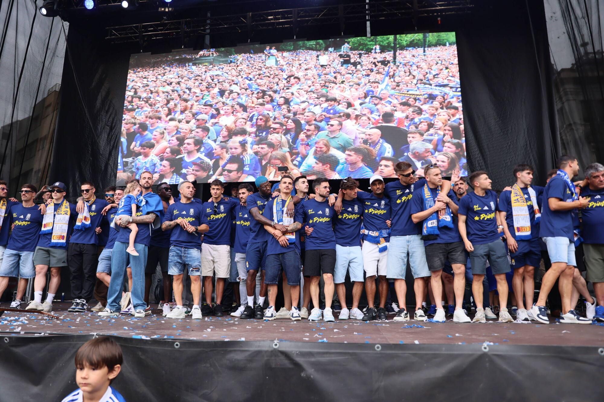 Locura azul en las calles de Oviedo para celebrar el ascenso del equipo a Primera División
