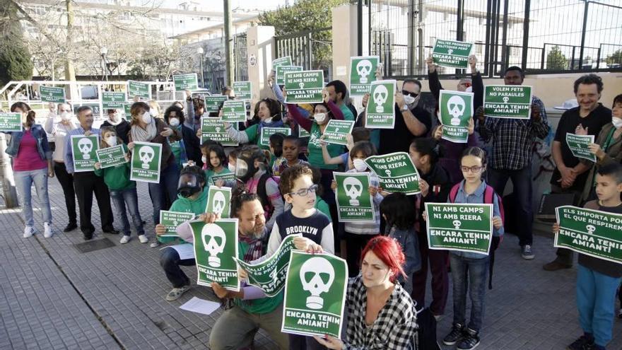 Protesta en Es Pont exigiendo la retirada del amianto en 2015. Empezó a quitarse el pasado verano.