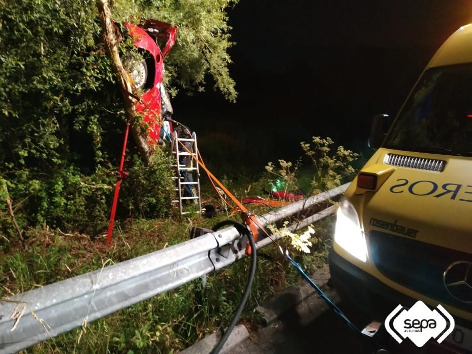 Herida una joven en Siero tras quedar su coche colgando de un árbol al salirse de la vía