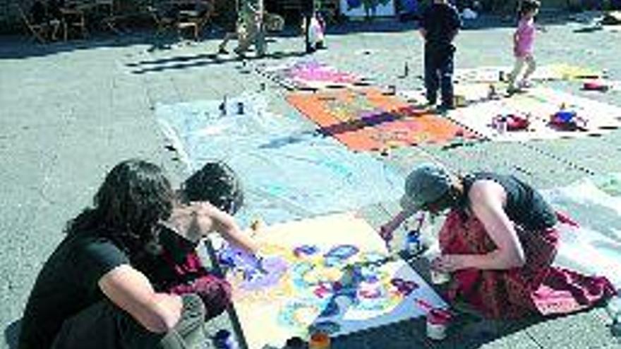 Dos actividades realizadas durante los últimos meses por los alumnos de Bellas Artes en las calles de Pontevedra. / rafa vázquez