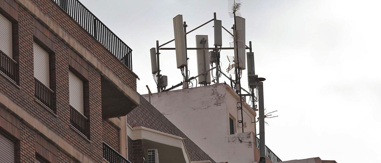 Una antena de telefonía ubicada en la terraza de un edificio de Elche