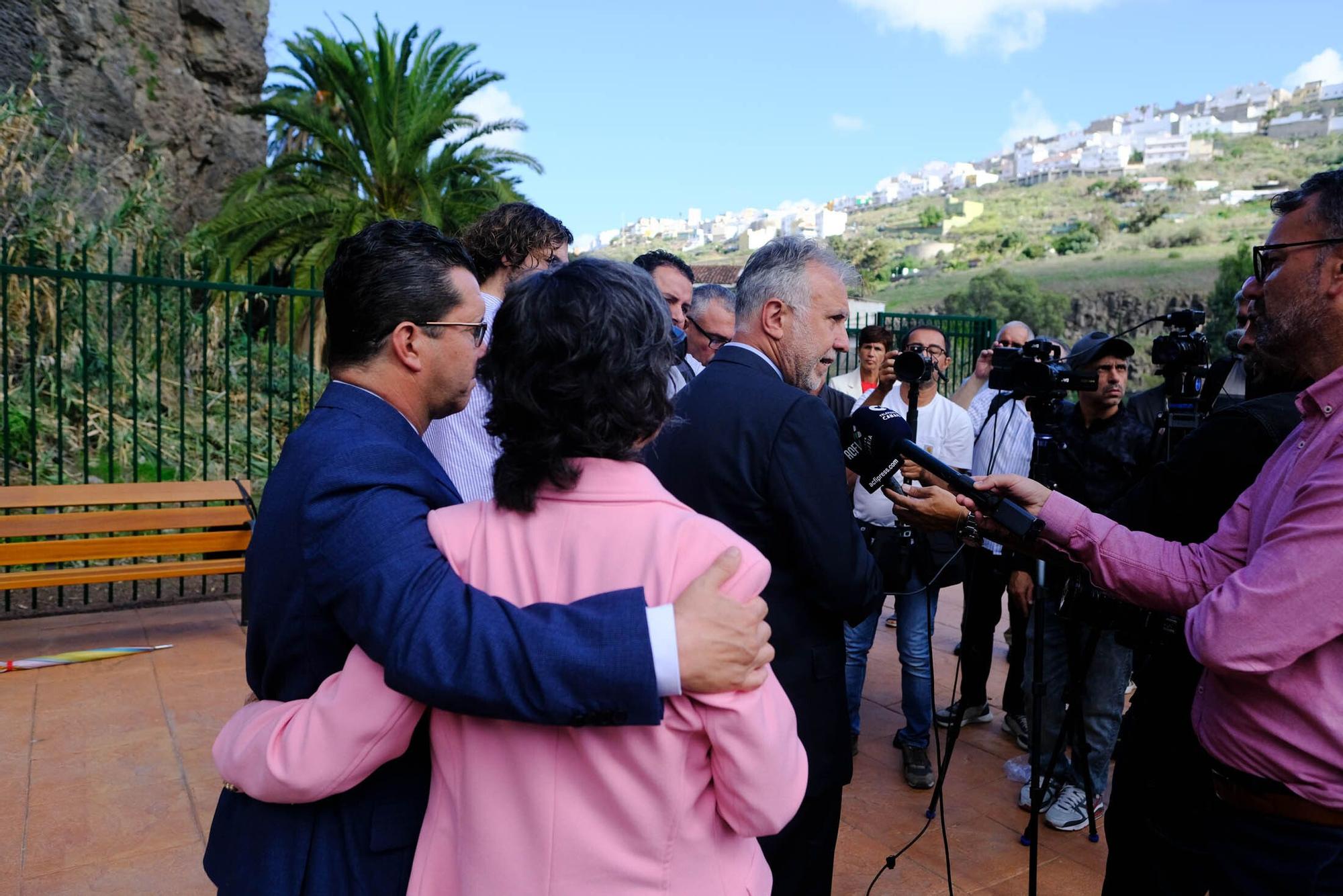 Visita de Ángel Víctor Torres al pozo del olvido en el Barranco de Tenoya