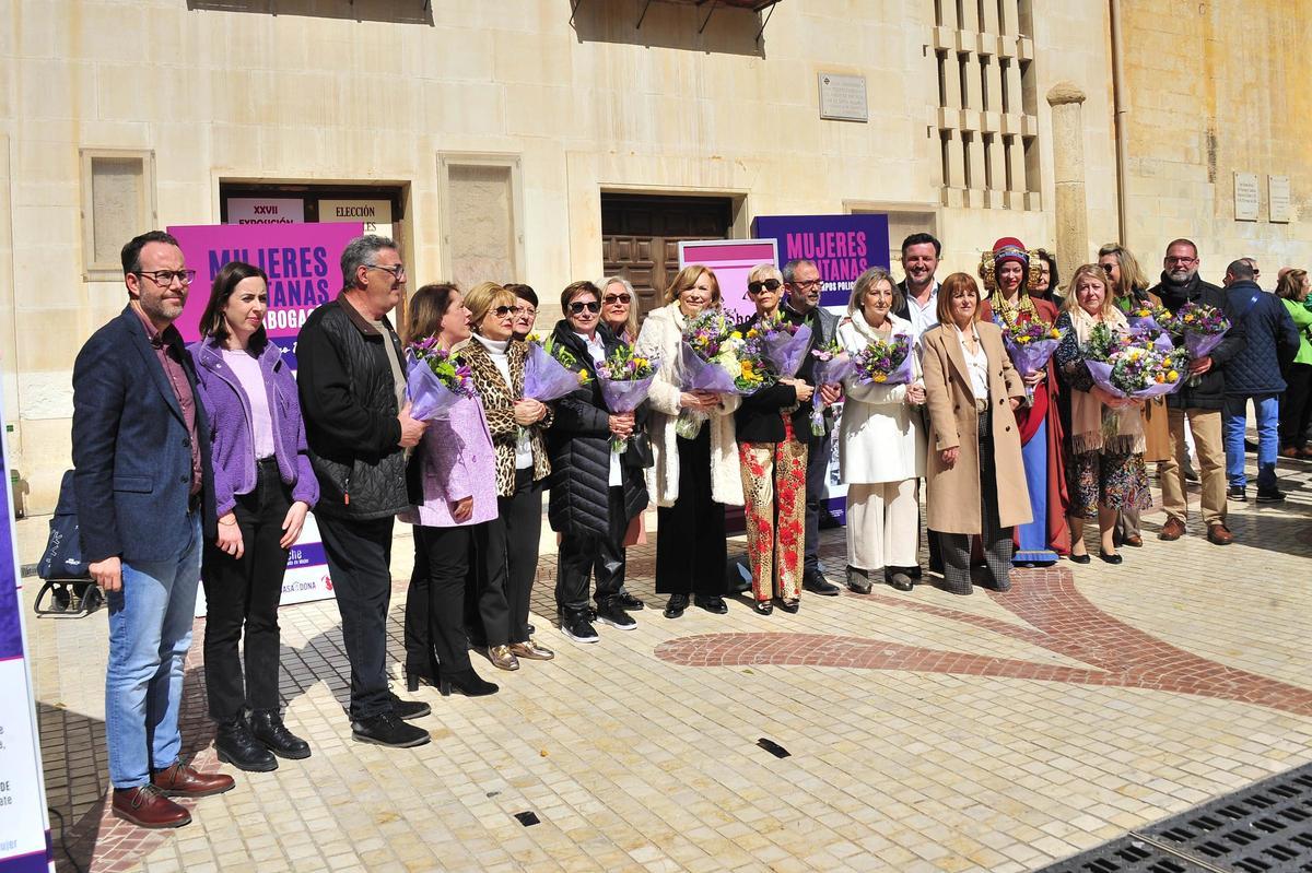 Una imagen de las mujeres homenajeadas o de sus familiares durante el acto institucional del 8M en Elche