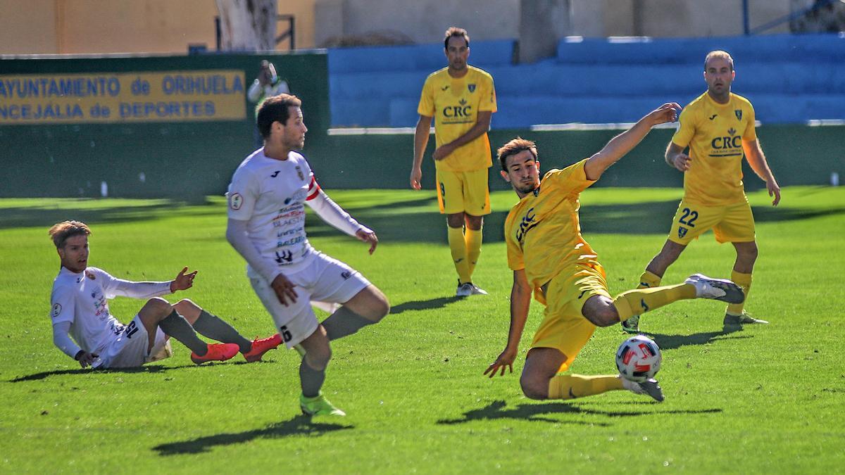 Mauro intenta despejar un balón, ayer, en Los Arcos.