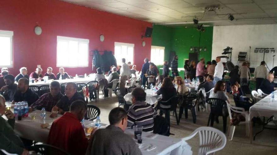 La población de Fuentespreadas durante la comida popular organizada con motivo de Las Candelas.