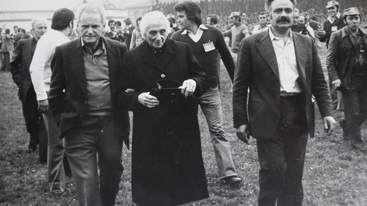 Gutiérrez Solís, a la derecha, con Dolores Ibárruri y Horacio Fernández Inguanzo, en la campaña electoral de 1977 en el Ganzábal.