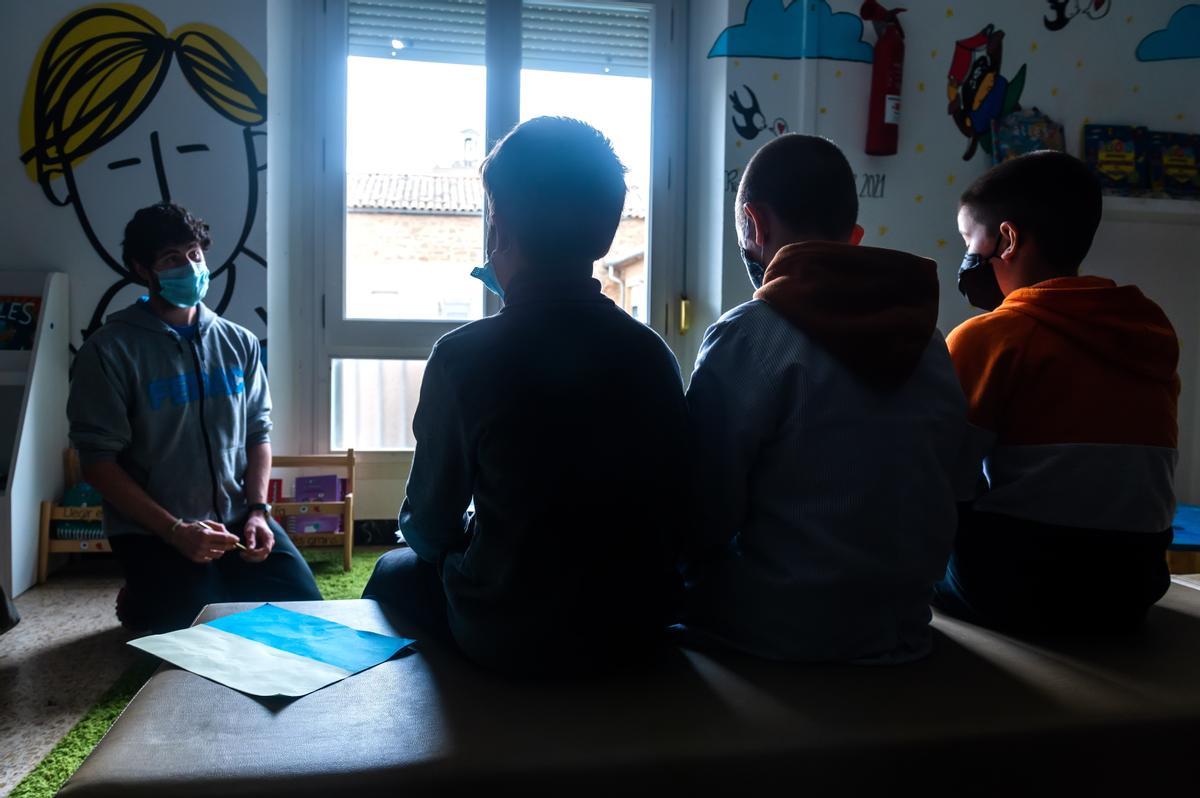 El director del colegio ’Mare de Déu del Roser’ Fedac-Guissona conversa con tres alumnos de primaria de origen ucraniano sobre sus sentimientos ante la situación que están viviendo.