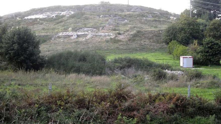 Monte de A Zapateira, con el Castro de Elviña al fondo, donde se propone crear un gran parque.