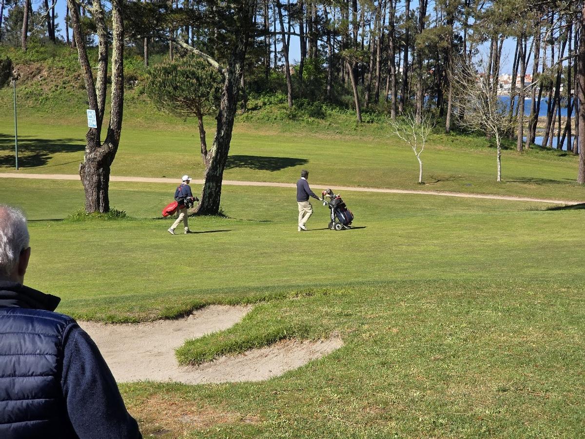 Golfistas en la isla grovense.