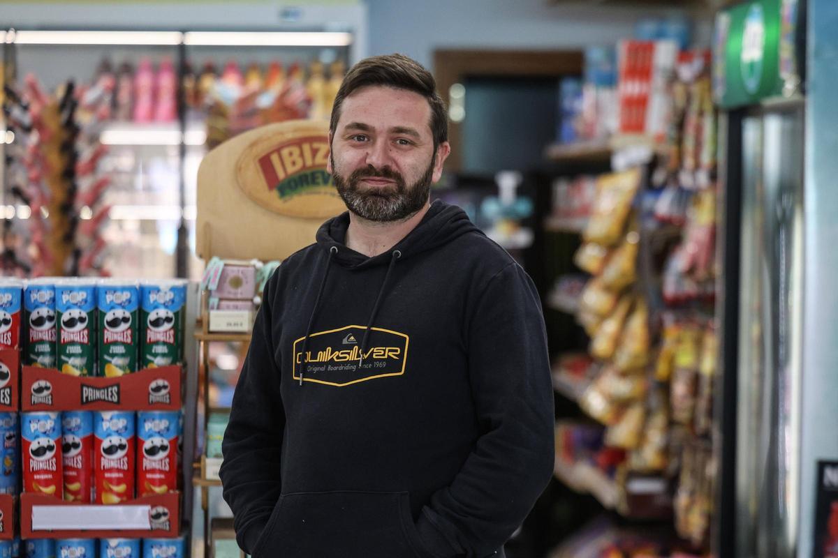 Stefan de 'Comes y Bebes' posando en su tienda.