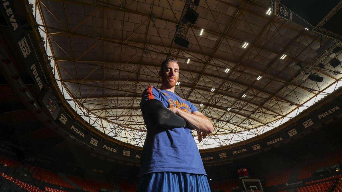 Víctor Claver posa 
en La Fonteta para
la entrevista.  francisco calabuig