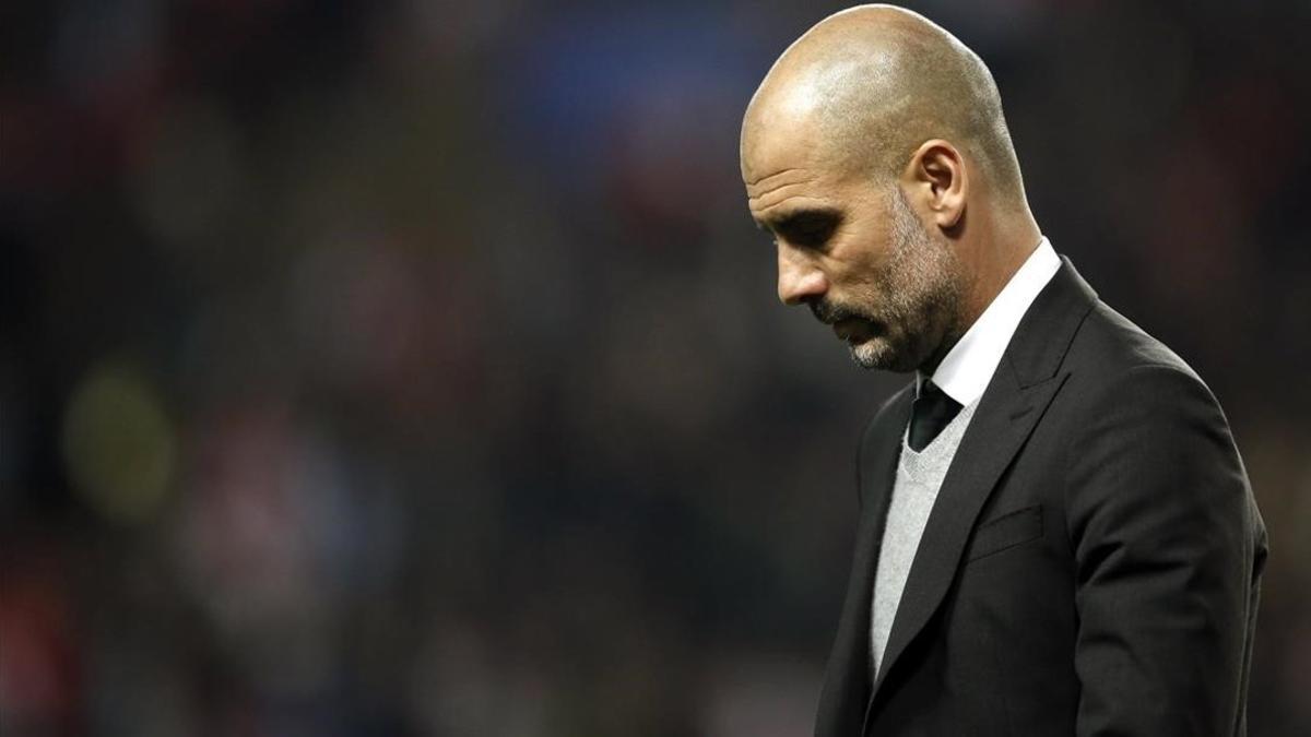 Guardiola abandona abatido el estadio Louis II de Mónaco.