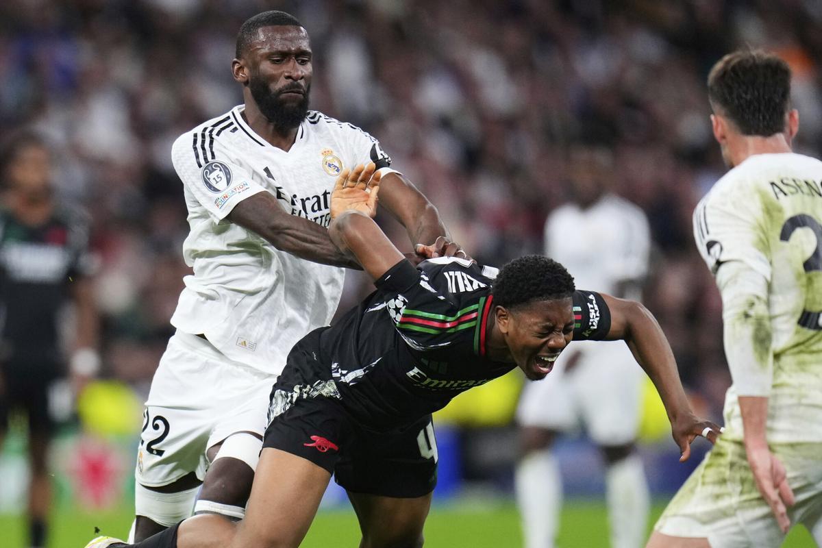 Rüdiger empuja a un rival en el partido