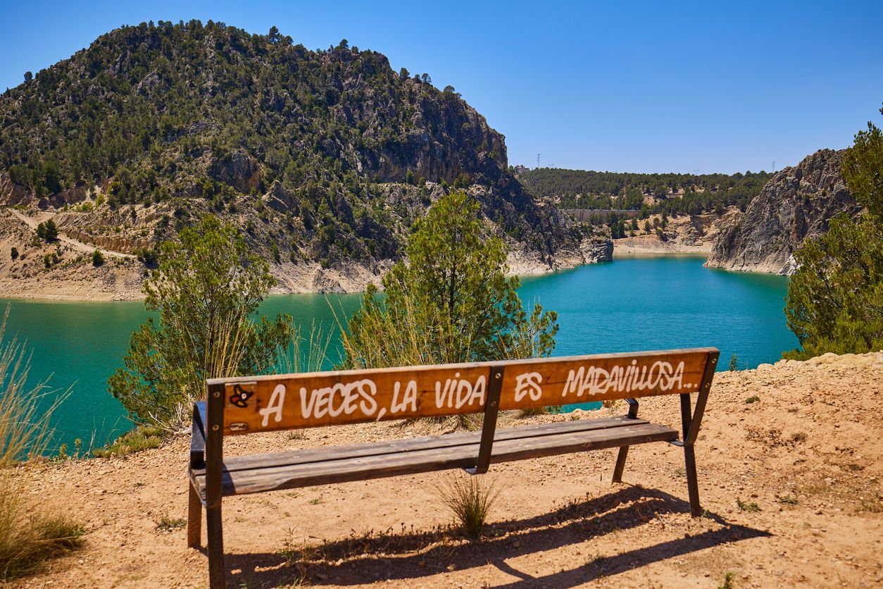 El baño en las inmediaciones del embalse de Contreras solo puede realizarse en algunas zonas acotadas.