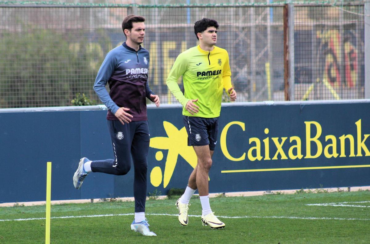 El joven y polivalente Hugo Novoa durante su primera sesión como futbolisa del Villarreal.