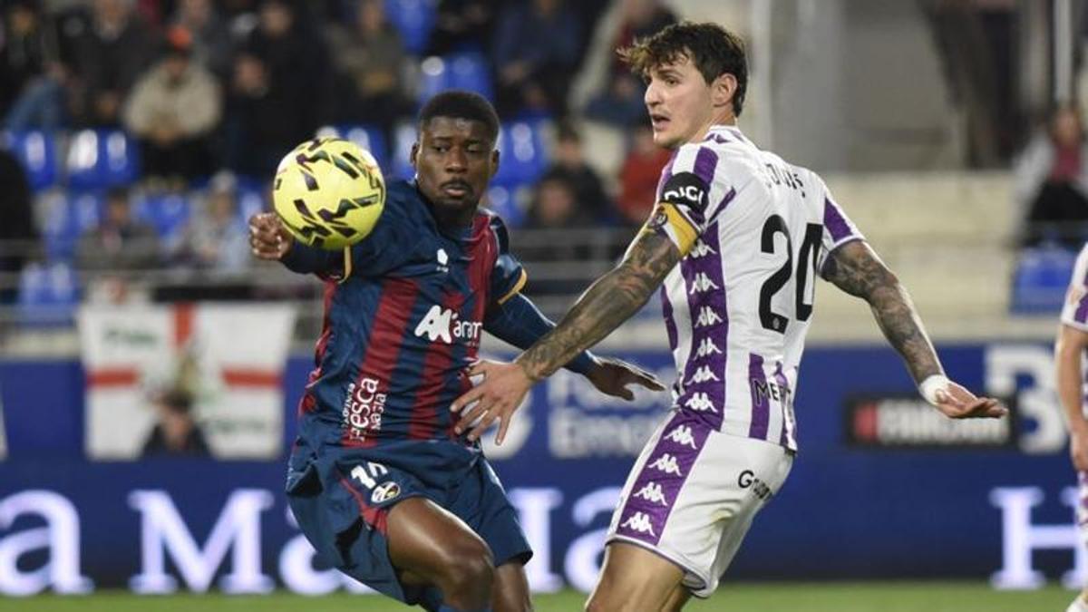 Ntamack y Chuki pugnan por el balón durante el partido de este sábado.