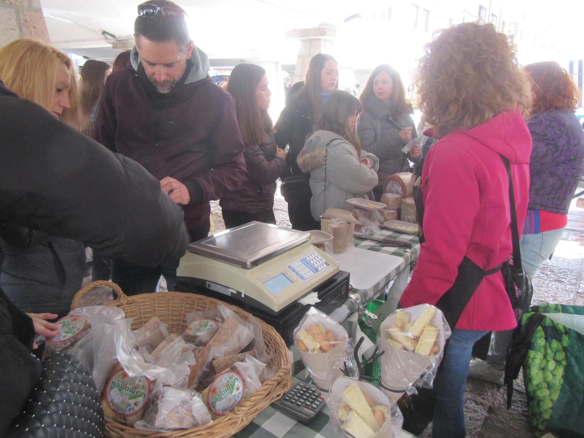 El mercado semanal de Cangas de Onís, a rebosar