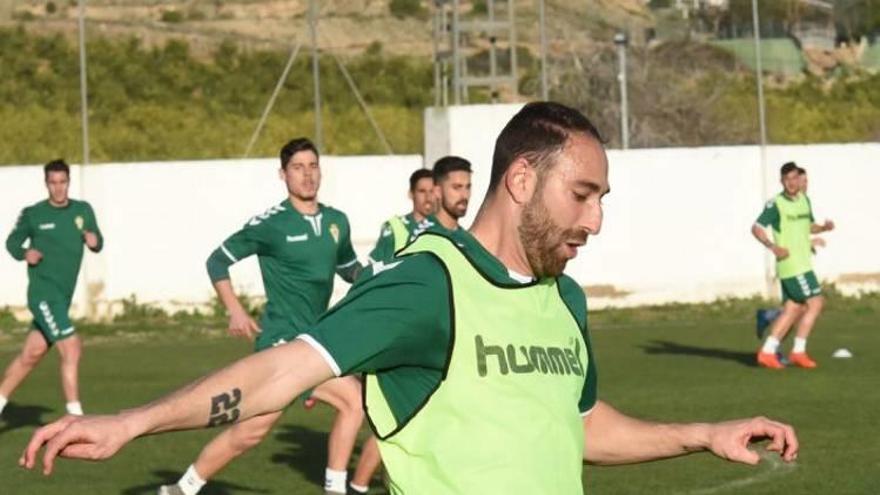 El lateral Juanjo, durante un entrenamiento en Cobatillas.