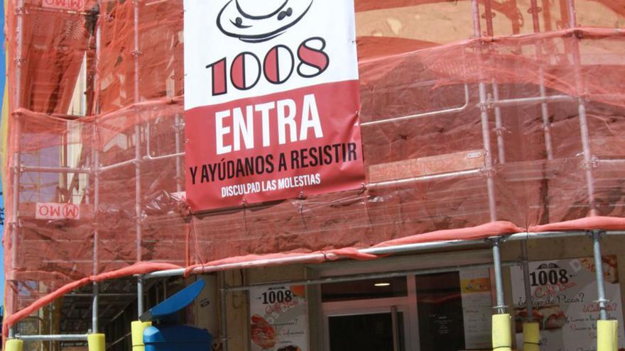 “Entra y ayúdanos a resistir”, el aviso del 1008, un bar oculto ahora por las lonas