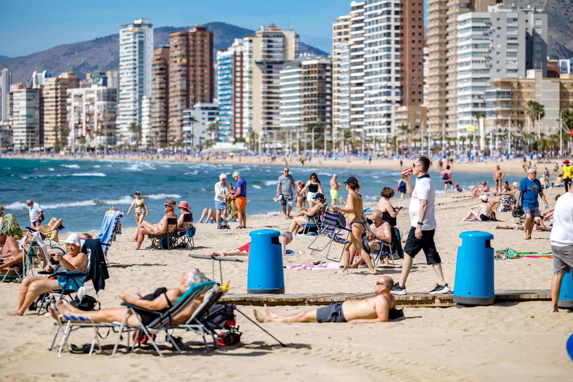 Ambiente turístico y altas temperaturas en Benidorm