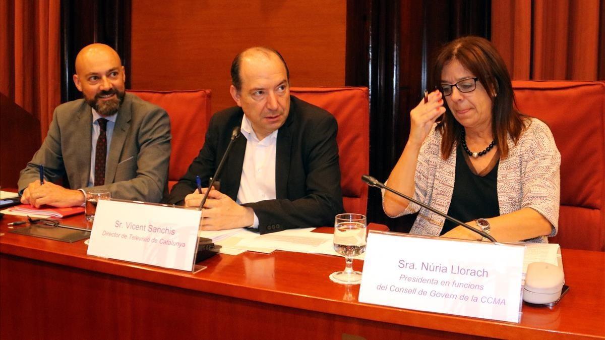 Los directores de Catalunya Ràdio, Saül Gordillo, y de TV-3, Vicent Sanchis, y la presidenta de la CCMA, Núria Llorach, en el Parlament