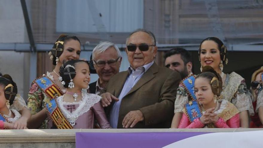 Vicente Caballer en el balcón de la plaza del Ayuntamiento de València tras una mascletà en 2016.