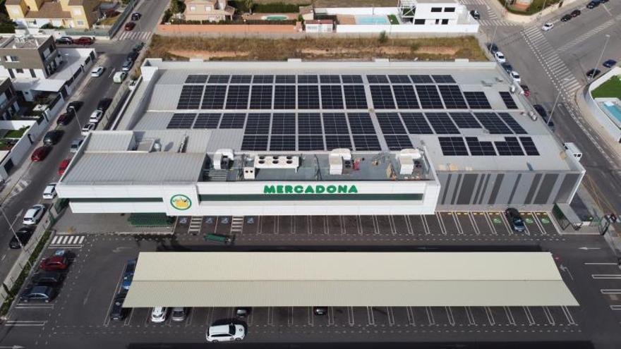 Cubierta con paneles solares de una tienda de Mercadona. | MERCADONA