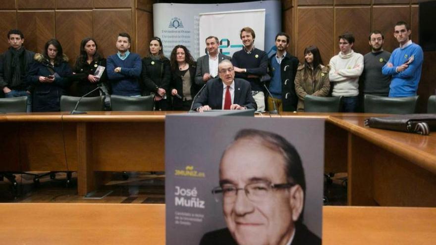 José Muñiz, en el centro, arropado por su equipo, ayer.