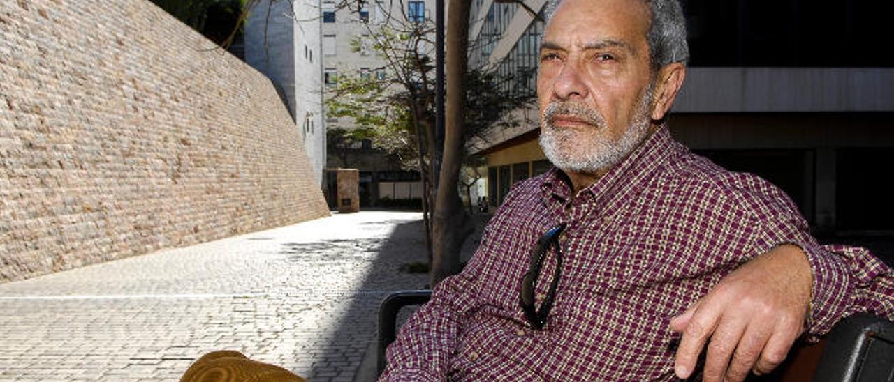 Humberto Pérez Hidalgo, ayer, junto a la Biblioteca del Estado.