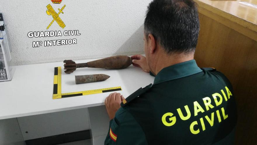 La Guardia Civil recoge en Vilagarcía una granada y un proyectil de la Guerra Civil española