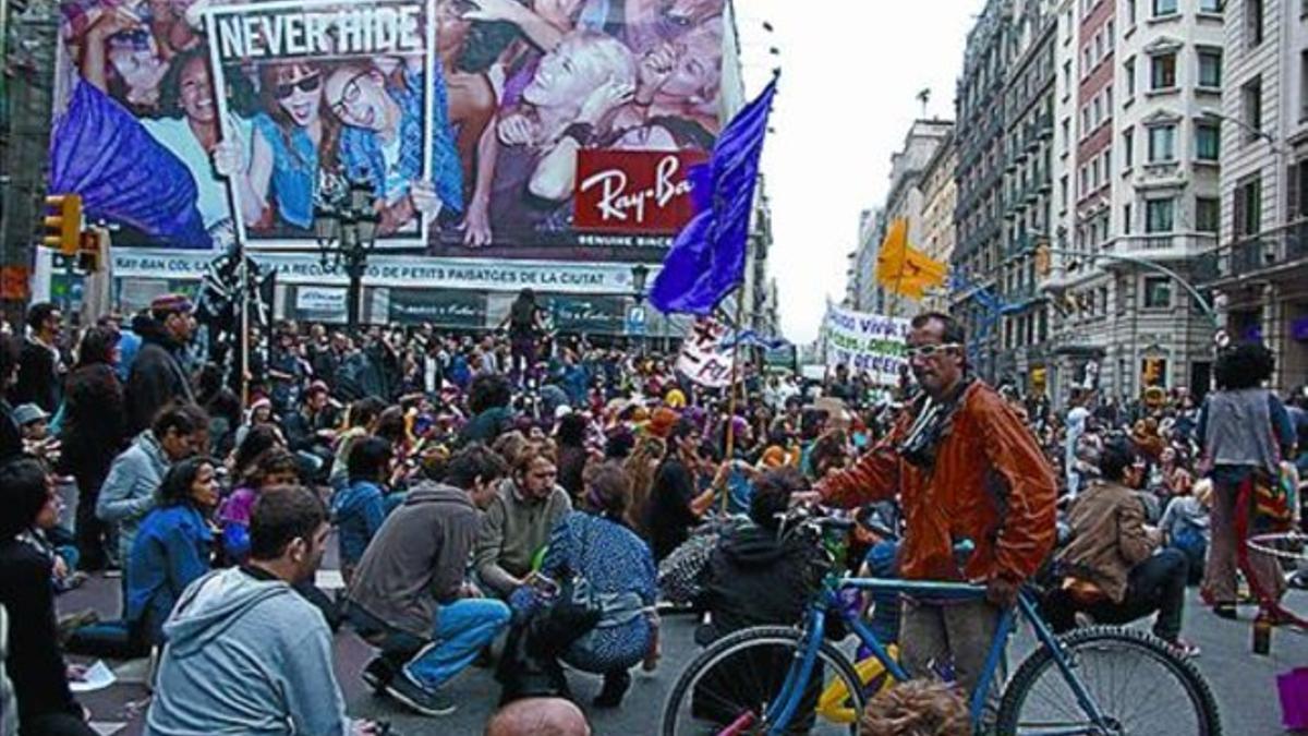 Usuarios y simpatizantes del centro se manifiestan contra el desalojo.